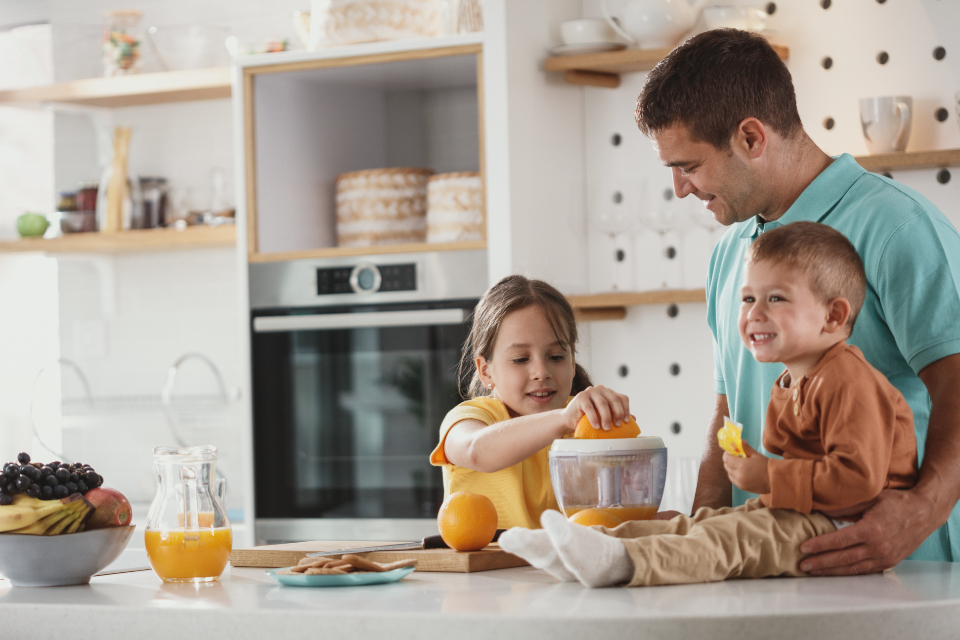Familie beim entspannten Frühstück am Küchentisch zuhause